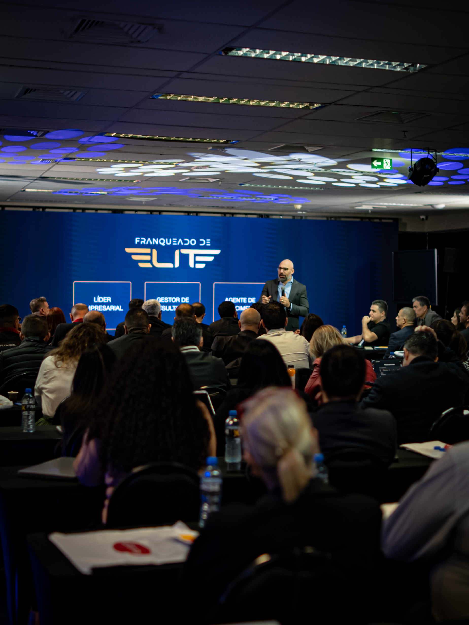 Palestra sobre liderança, gestão e crescimento no evento Franqueado de Elite